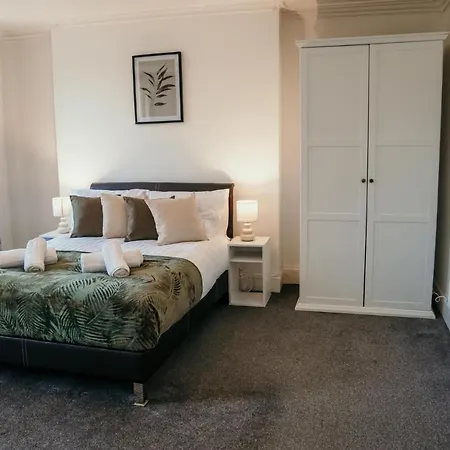 Standout 4bd 3 Storey Town House