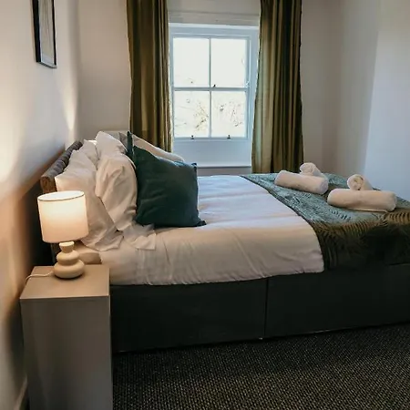 Standout 4bd 3 Storey Town House *