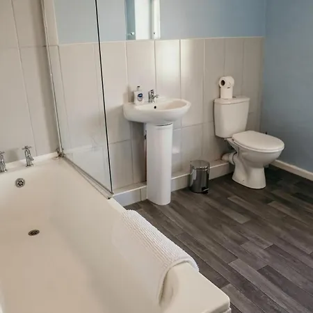 Standout 4bd 3 Storey Town House Дом отдыха *