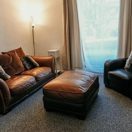 Standout 4bd 3 Storey Town House *